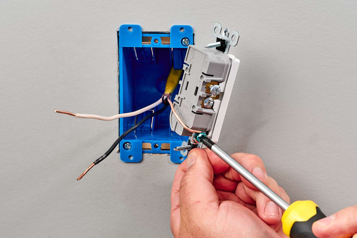 Air conditioner repair service